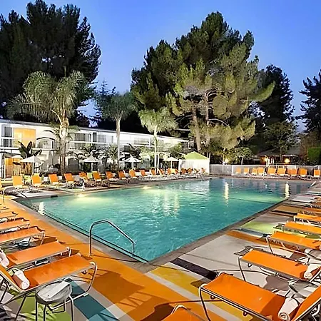 Sportsmen'S Lodge Hotel-3