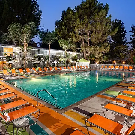 Sportsmen'S Lodge Hotel-3